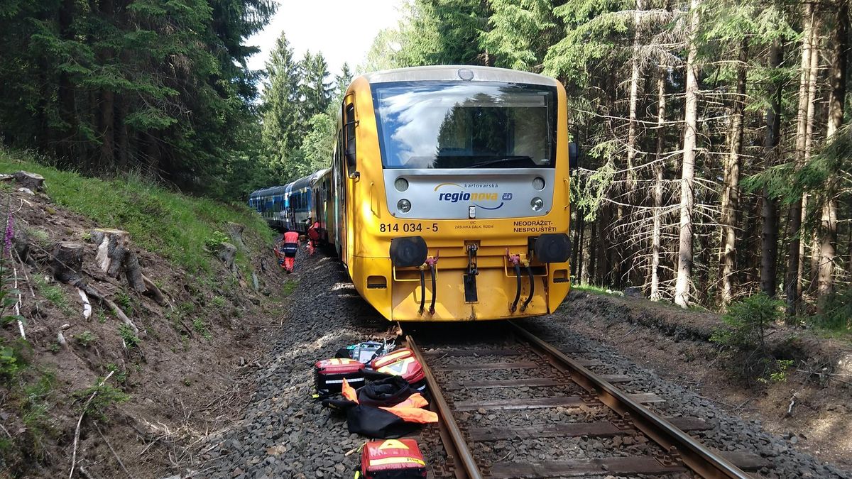 Dva mrtví a desítky zraněných při srážce vlaků. Policie už zadržela strojvedoucího